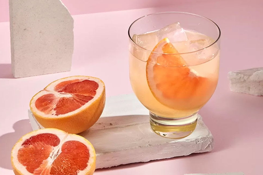 Cocteles inspirados en Peach Fuzz, el Pantone del 2024