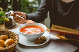 Sabores reconfortantes: Recetas de sopas para cuidar el corazón de tu familia y tu presupuesto