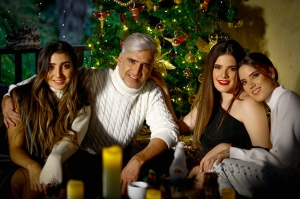 Alejandro Fernández lanza con sus hijas “Blanca Navidad”