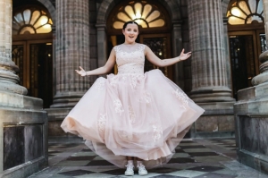 La pianista mexicana María Hanneman Vera cierra el año presentándose en el Zócalo de la CDMX