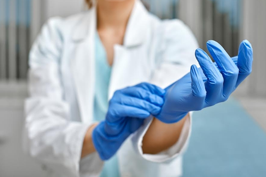 Manos limpias, vidas seguras: ¿Qué tan seguro es el uso de guantes médicos?