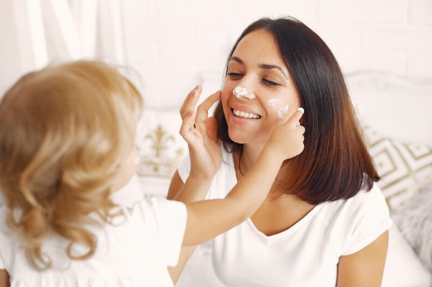 El amor de mamá merece una rutina que la haga brillar: descubre lo nuevo de Avène para cuidarla como se merece