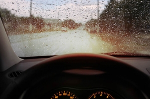 Maneja seguro en la lluvia con los tips de Prestone