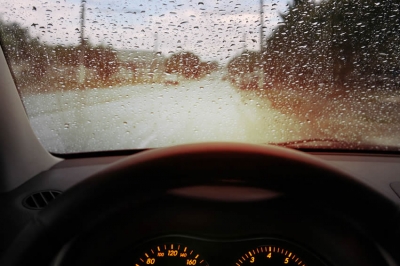 Maneja seguro en la lluvia con los tips de Prestone