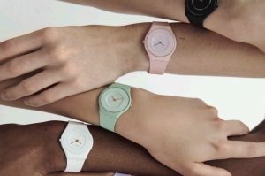 Swatch presenta el modelo clásico ultraplano SKIN en el icónico material BIOCERAMIC