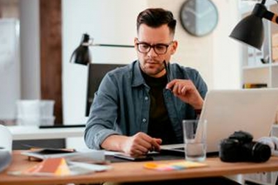 ¿Trabajas desde casa? Estos son algunos consejos para usar la computadora de forma más saludable