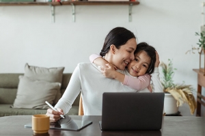 Fitbit te comparte esta rutina de cuidado personal para las mamás ocupadas